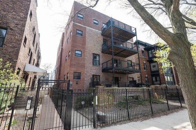 Property Photo:  917 West Agatite Avenue 2F  IL 60640 