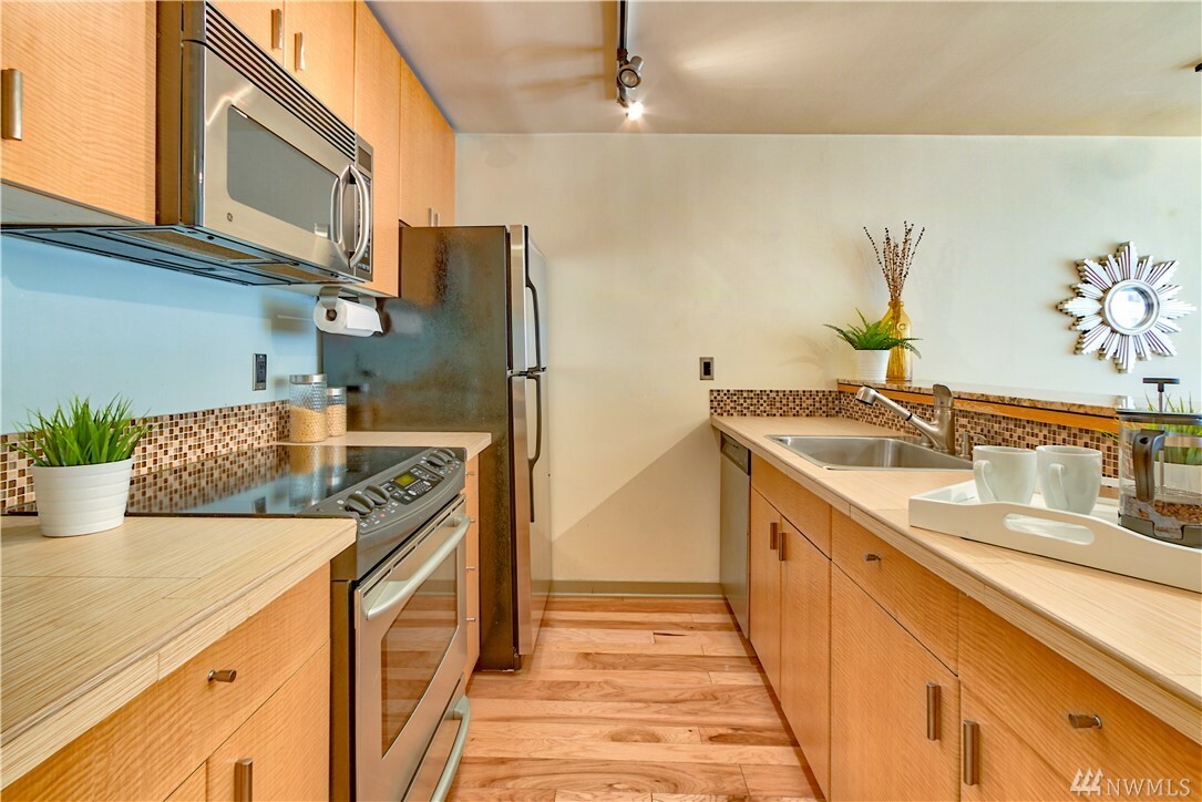 Property Photo:  1700 Bellevue Ave 303  WA 98122 