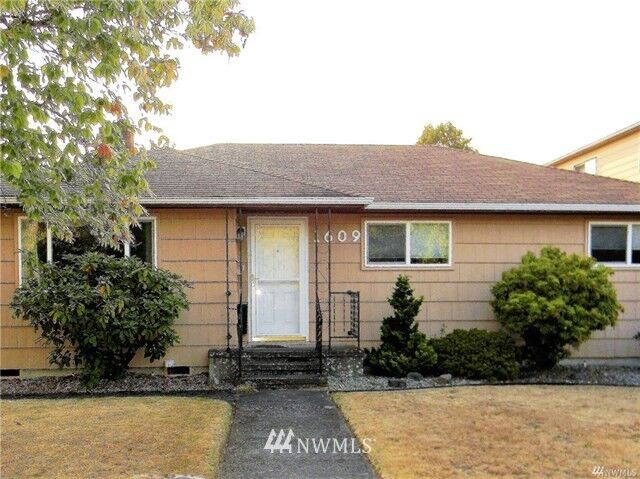 Property Photo:  1609 10th Avenue  WA 98632 