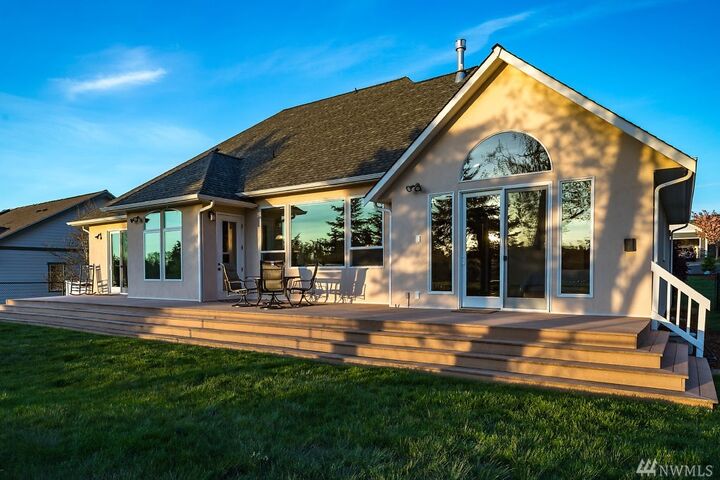 Property Photo:  1827 SW Waterside Ct  WA 98277 