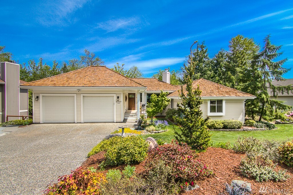 Property Photo:  21729 Oak Way  WA 98036 