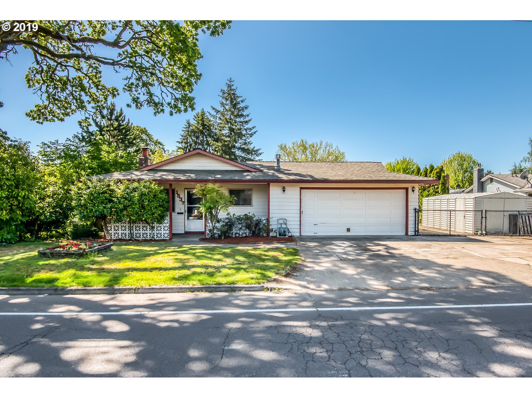 Property Photo: 1537 S Dogwood St OR 97113