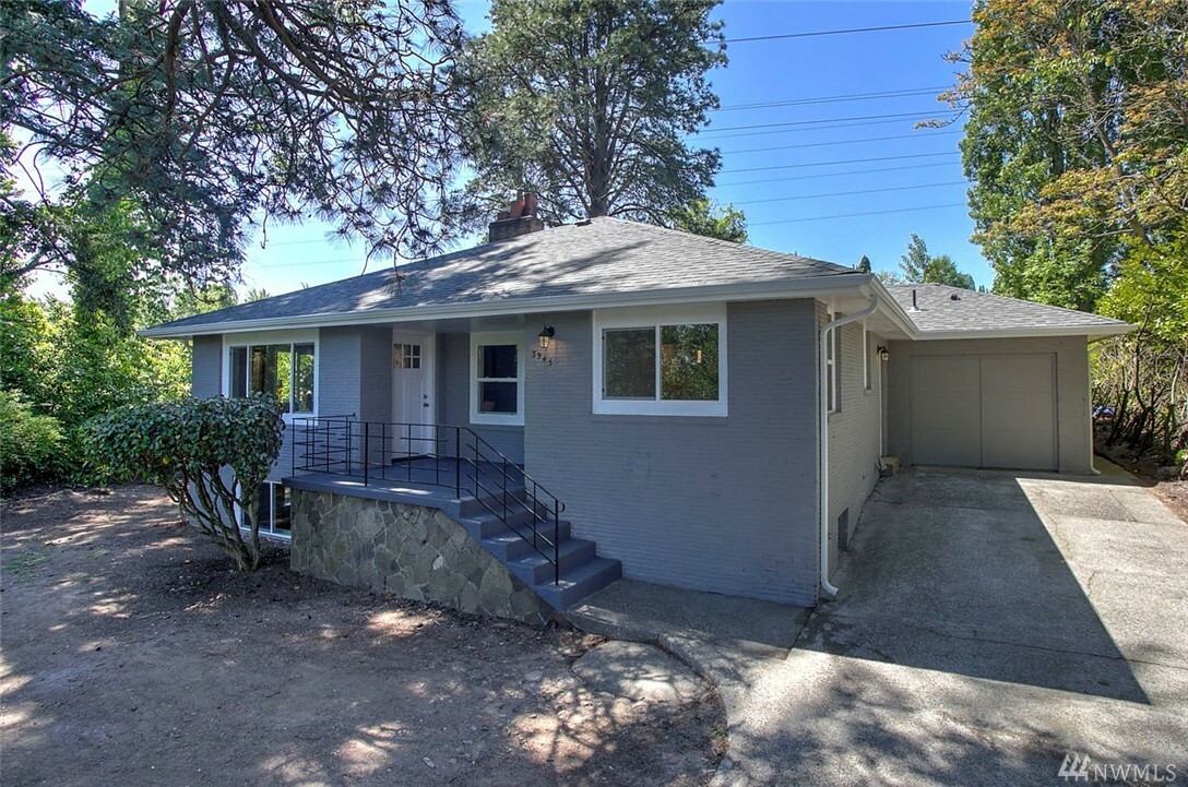 Property Photo: 3945 S Elmgrove St WA 98118