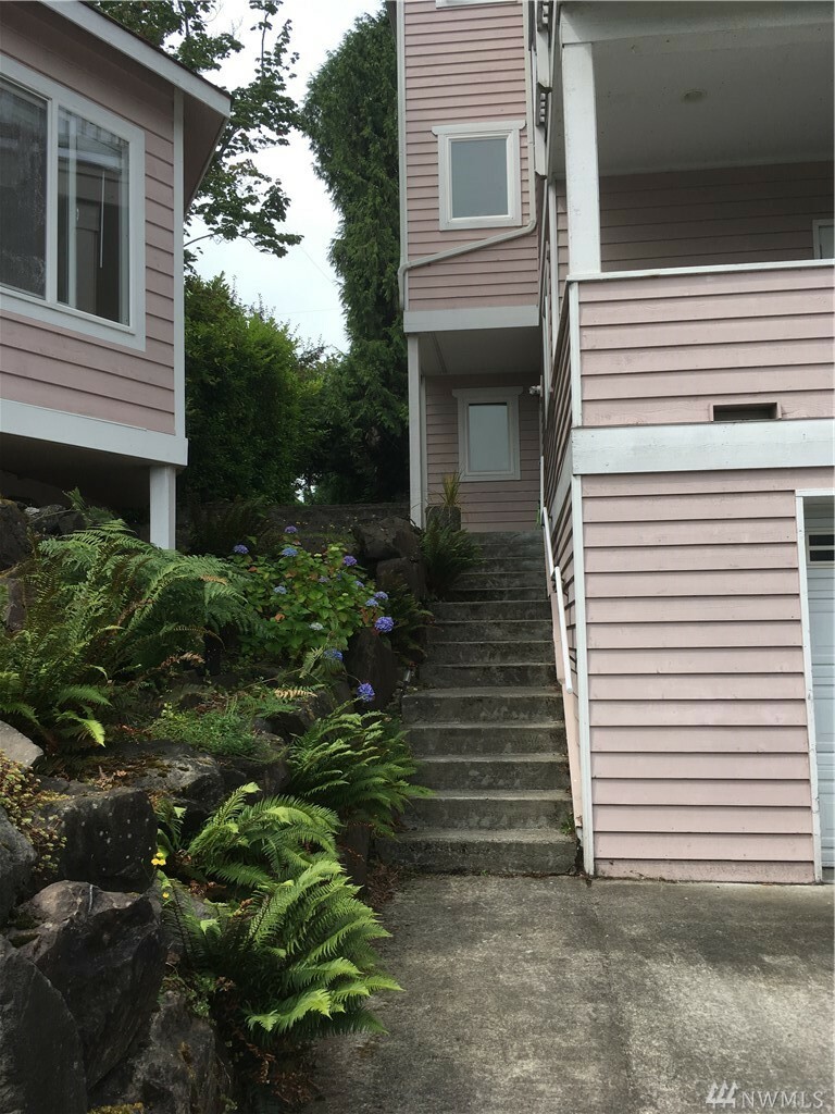 Property Photo:  10600 Durland Ave NE B  WA 98125 