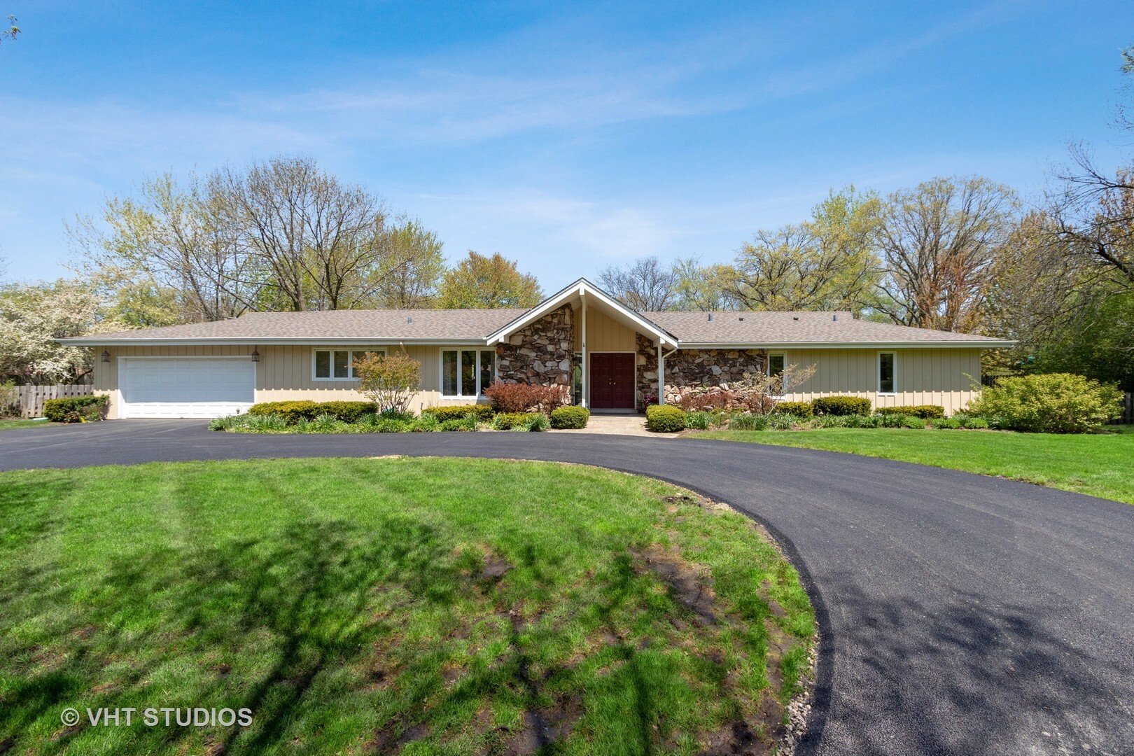 Property Photo:  1570 West Everett Road  IL 60045 