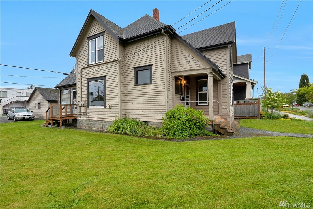 Property Photo:  2105 Broadway St  WA 98225 