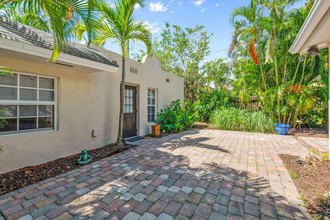 Property Photo:  834 Upland Road Cottage  FL 33401 