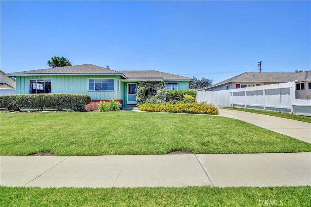 Property Photo:  1025 Oakdale Avenue  CA 92831 