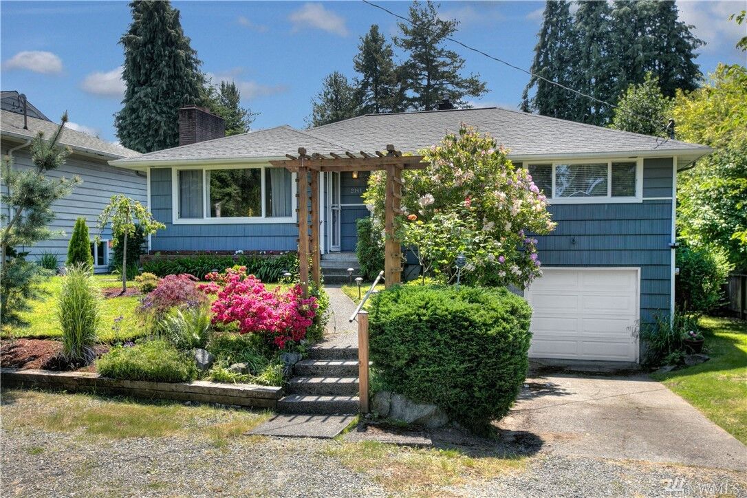 Property Photo: 2141 N 137th St WA 98133