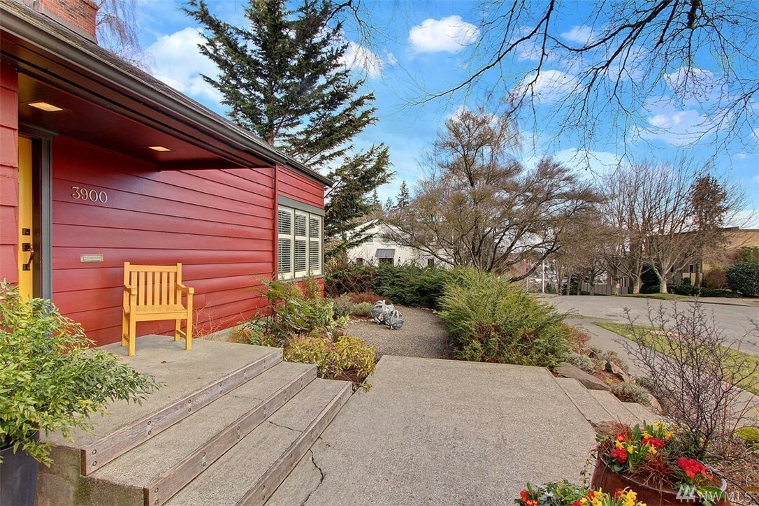 Property Photo:  3900 W Armour St  WA 98199 