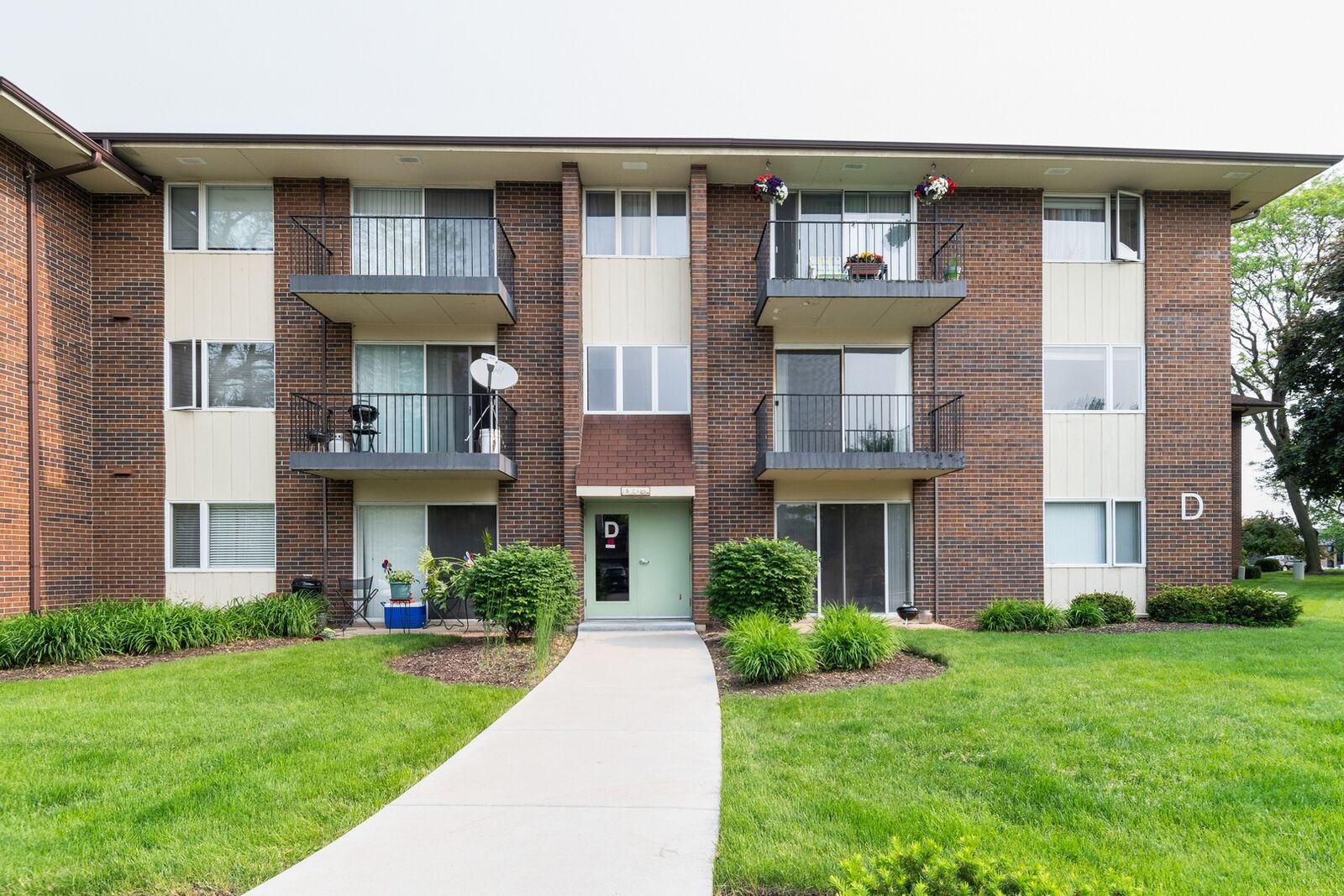 Property Photo: 5S100 Pebblewood Lane D6 IL 60563