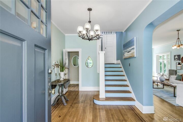 Property Photo:  1611 6th Ave W  WA 98119 