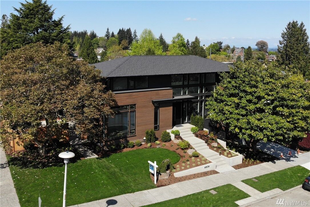 Property Photo: 4804 NE 40th St WA 98105