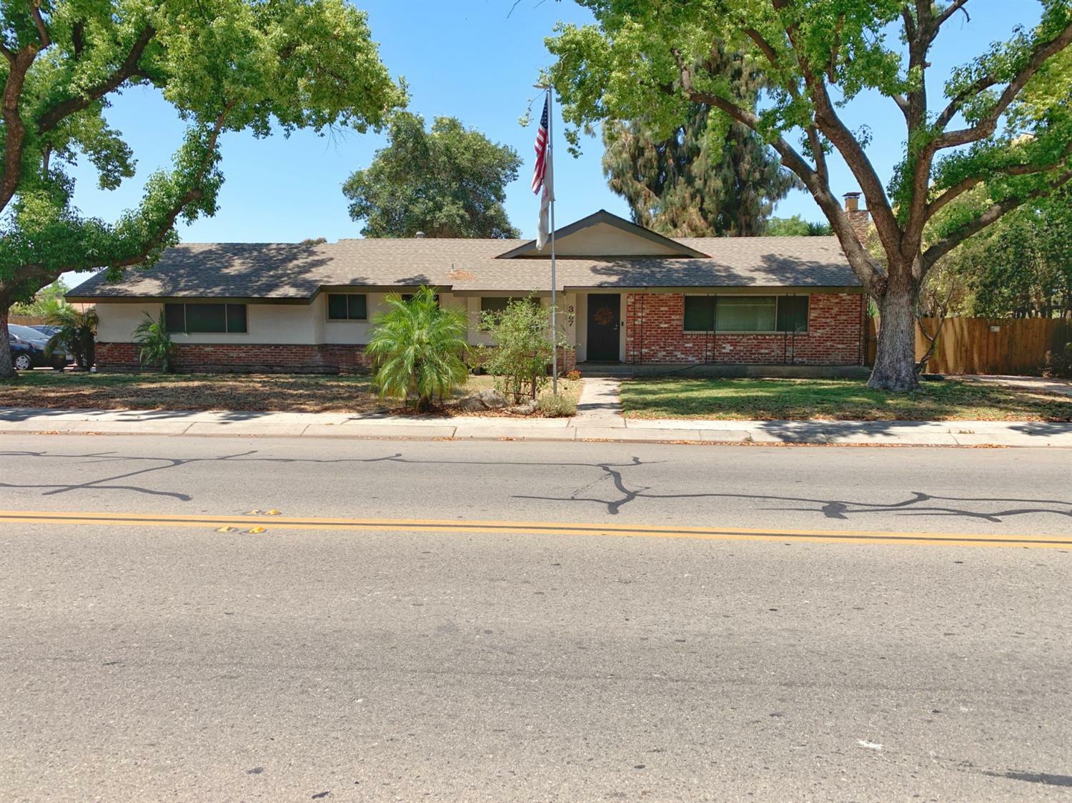 Property Photo:  367 N Chinowth Street  CA 93291 