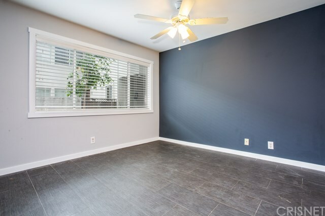 Property Photo:  18601 Collins Street D17  CA 91356 