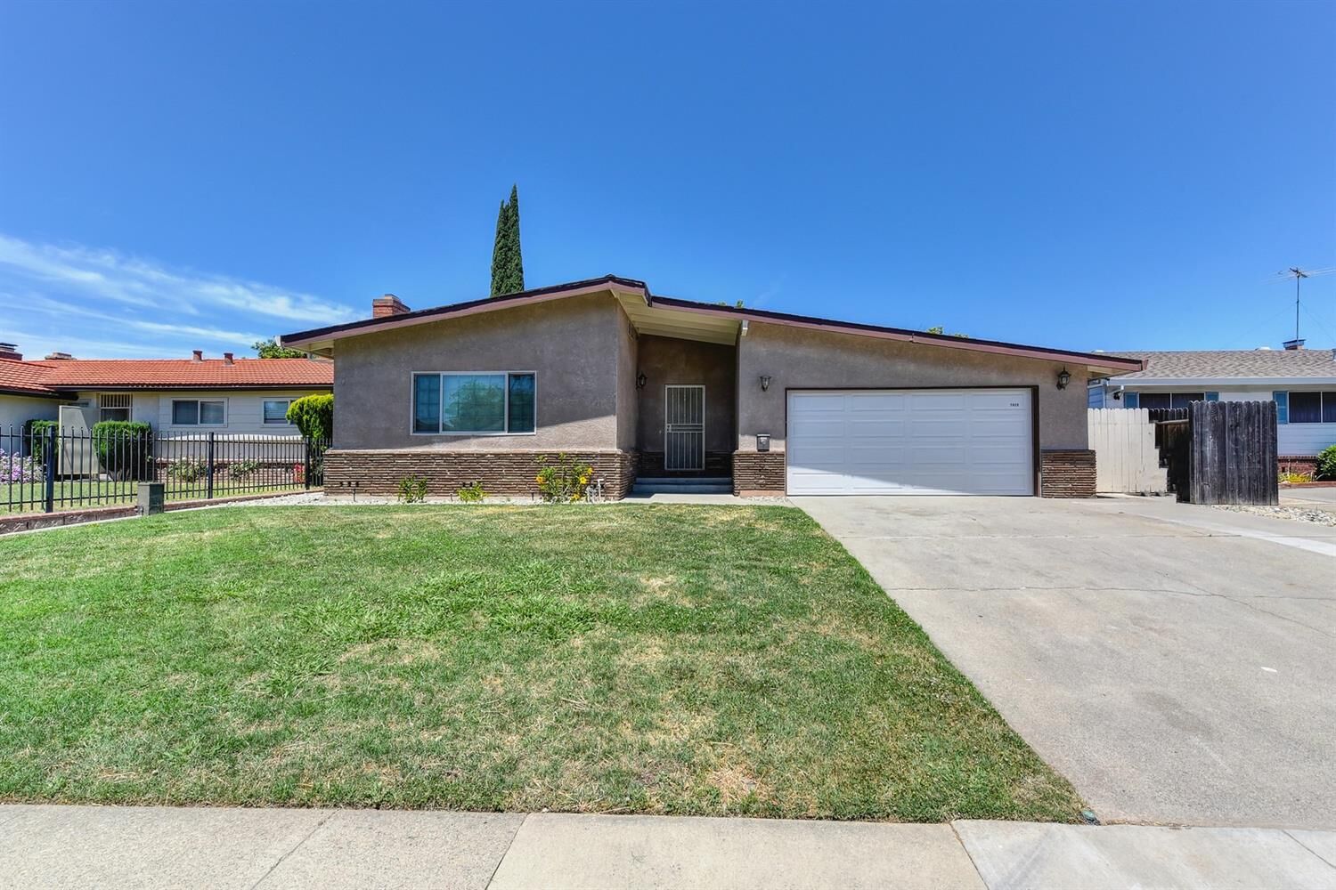 Property Photo: 7629 Prescott Way CA 95823