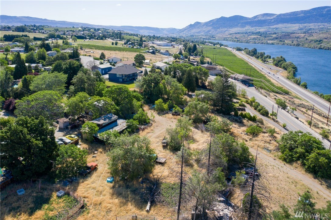 Property Photo: 817 825, 835 Rock Island Rd WA 98802