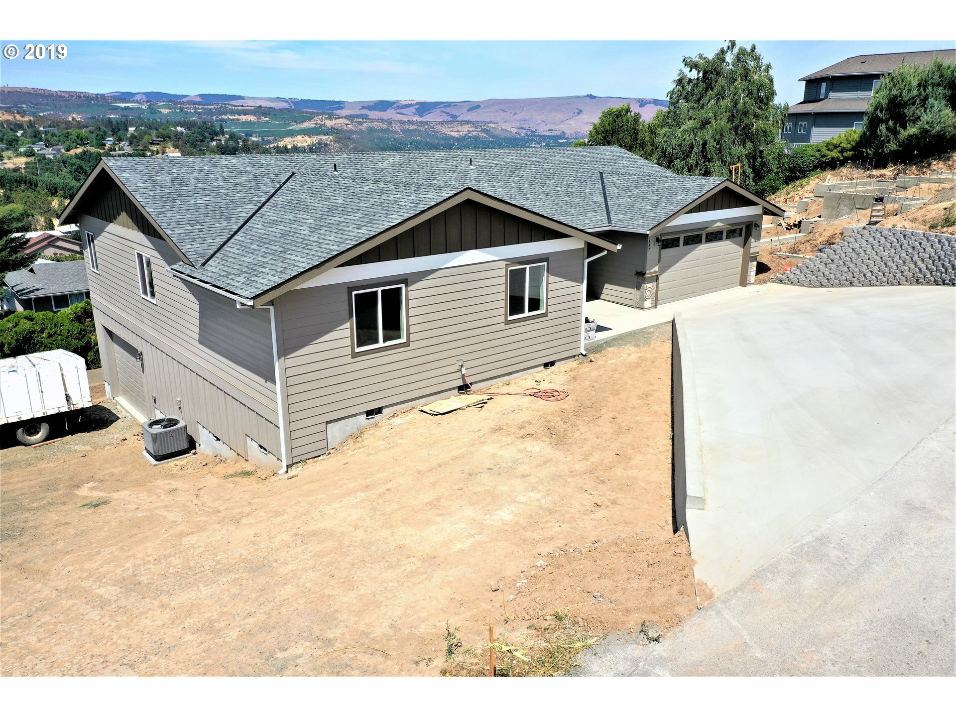 Property Photo: 1637 E 21st St OR 97058