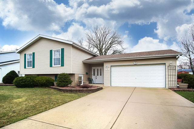 Property Photo:  534 Maple Lane  IL 60561 