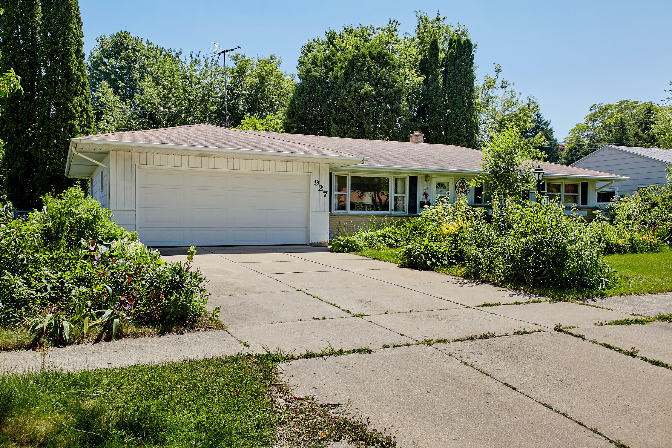 Property Photo:  927 Redwood St  WI 53095 