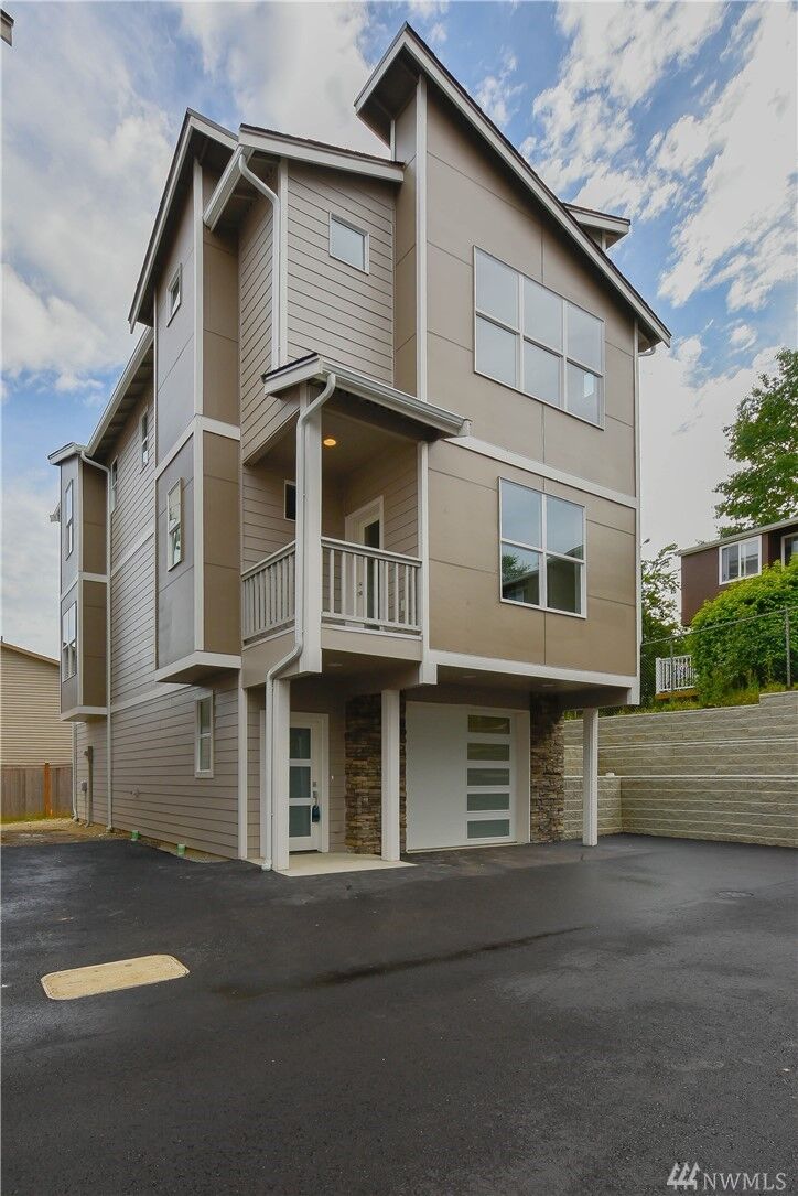 Property Photo: 1010 Unit A Maple Ave WA 98290