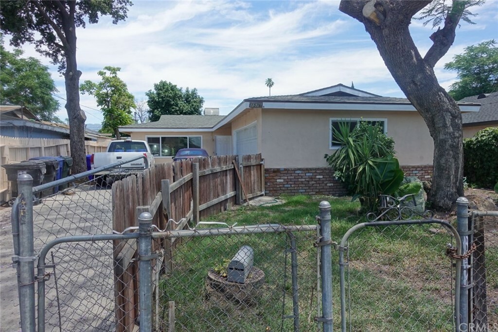Property Photo: 1576 W Kingman Street CA 92411
