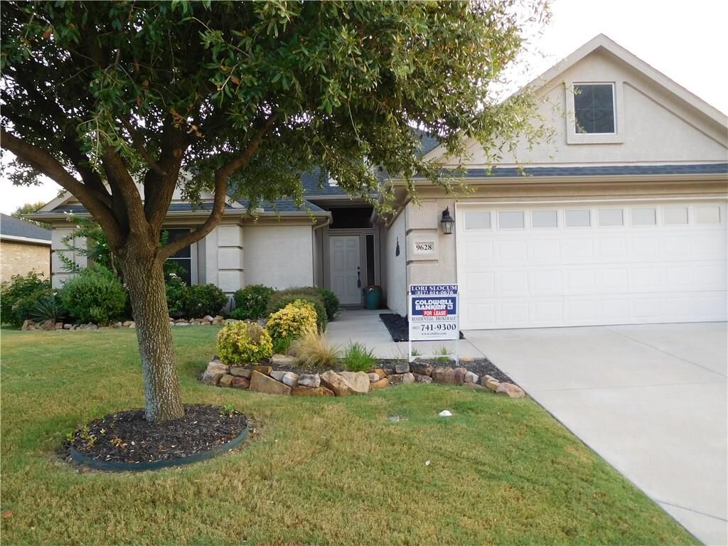 Property Photo: 9628 Applewood Trail TX 76207