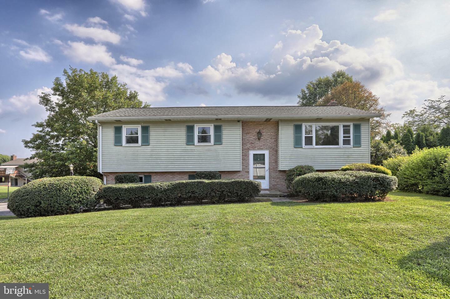 Property Photo: 904 Oak Lane PA 17046