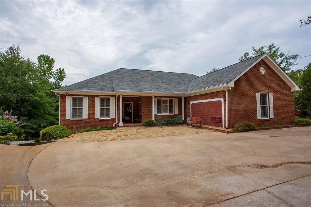 Property Photo: 1121 Fleur De Lac Ln GA 30642