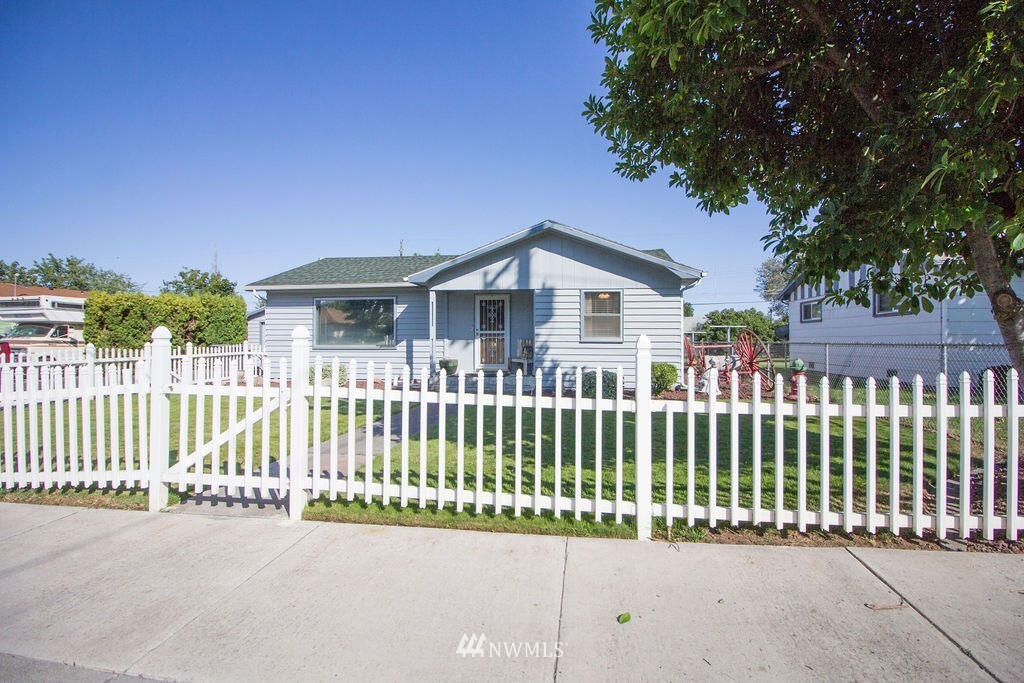 Property Photo: 2115 W Peninsula Drive WA 98837