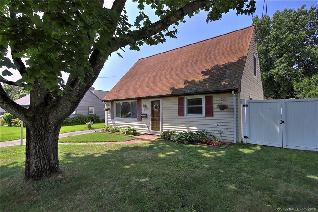 Property Photo:  48 Meetinghouse Lane  CT 06460 