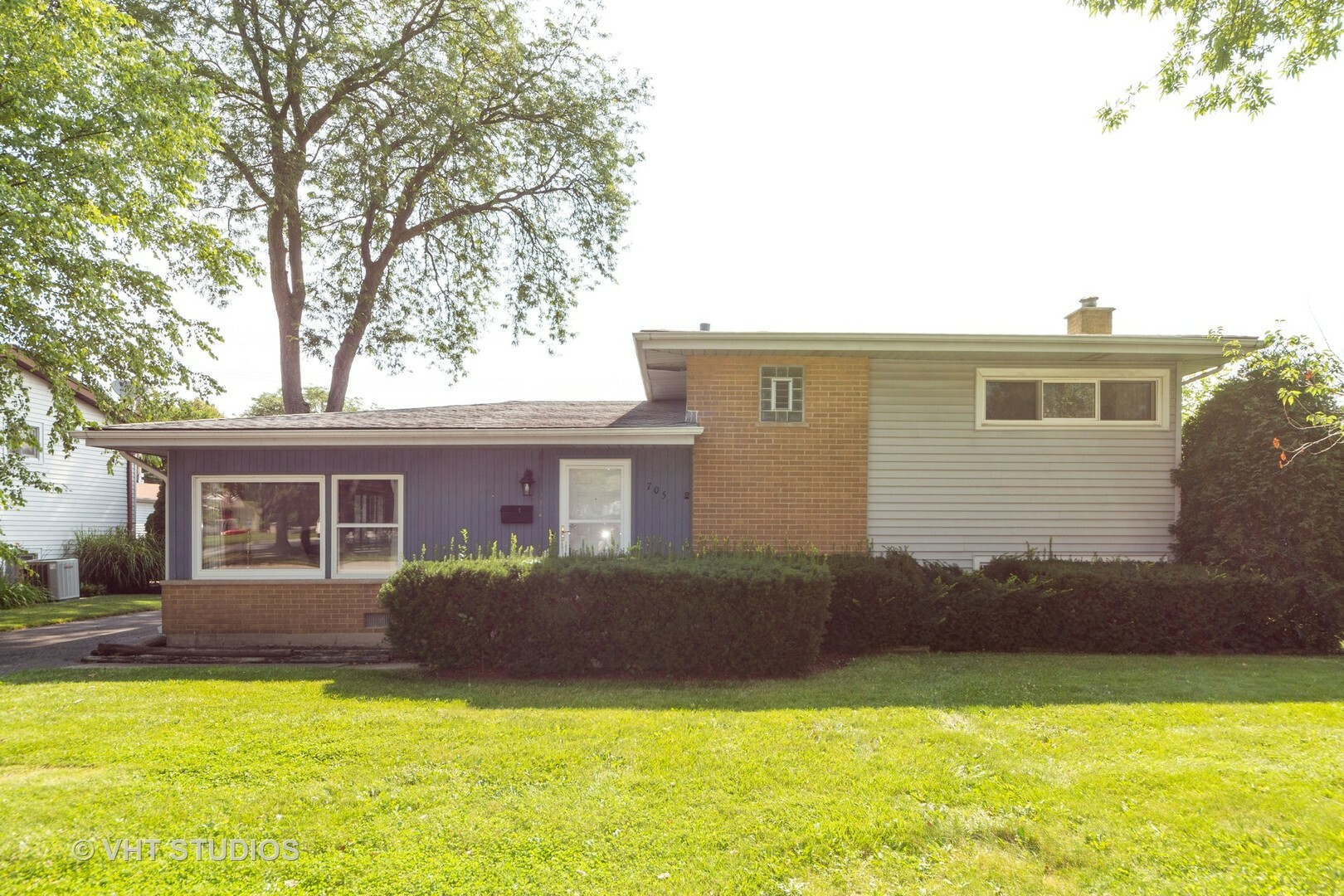 Property Photo:  705 North Eastman Drive  IL 60056 