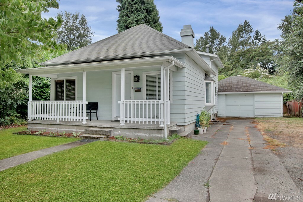 Property Photo:  506 Harrison St  WA 98390 