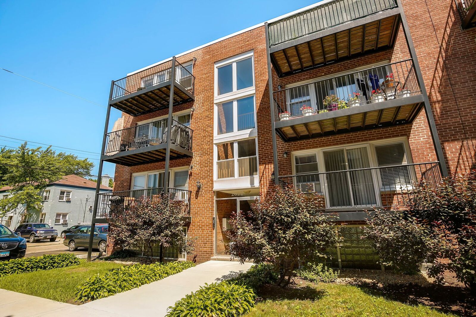Property Photo: 2620 W Catalpa Avenue 12 IL 60625