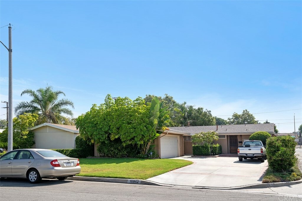 Property Photo:  10942 Groveside Avenue  CA 90603 