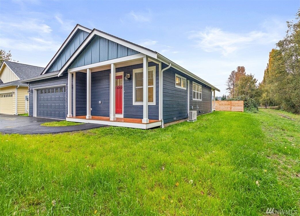 Property Photo:  365 10th Ave N  WA 98001 