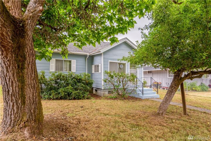 Property Photo:  405 Jackson St  WA 98581 