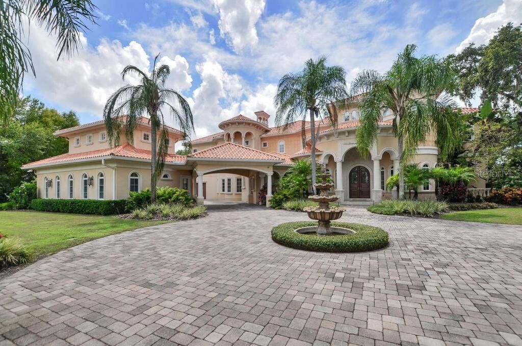 Property Photo: 16218 Sierra De Avila Drive FL 33613