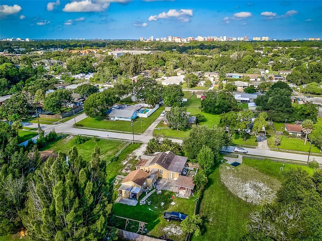 Property Photo:  424 N Pompano Avenue  FL 34237 