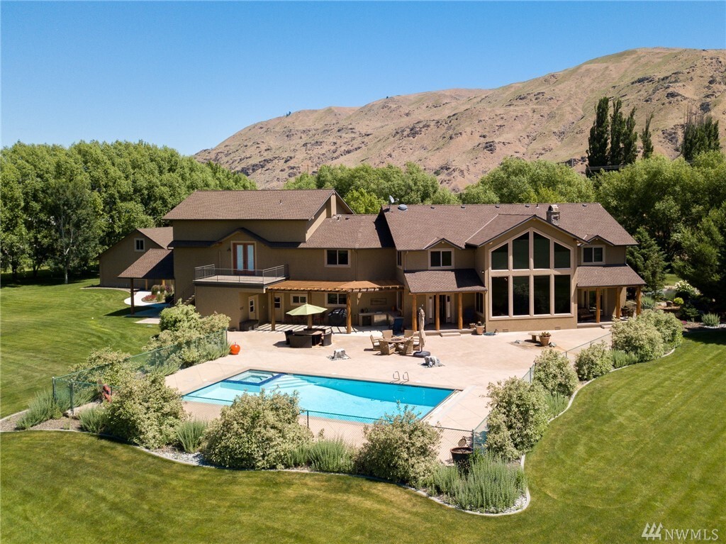 Property Photo: 4990 NW Cascade Avenue WA 98802
