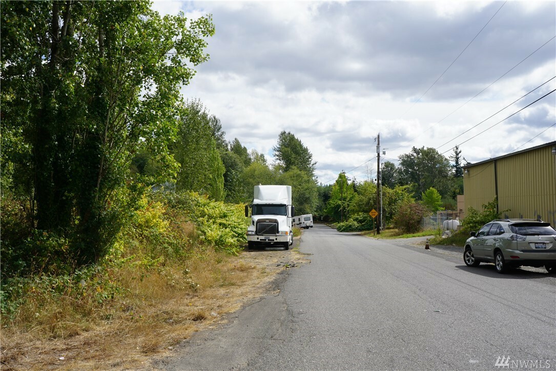 Property Photo:  260 S 25th Ave S  WA 98032 