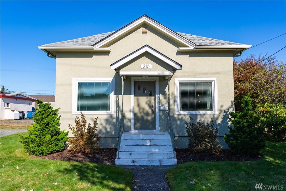 Property Photo:  210  Grover Street  WA 98264 