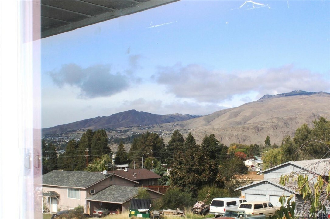 Property Photo: 18 Lindwood St NE WA 98802