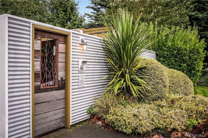 Property Photo:  3406 W Government Way 2  WA 98199 