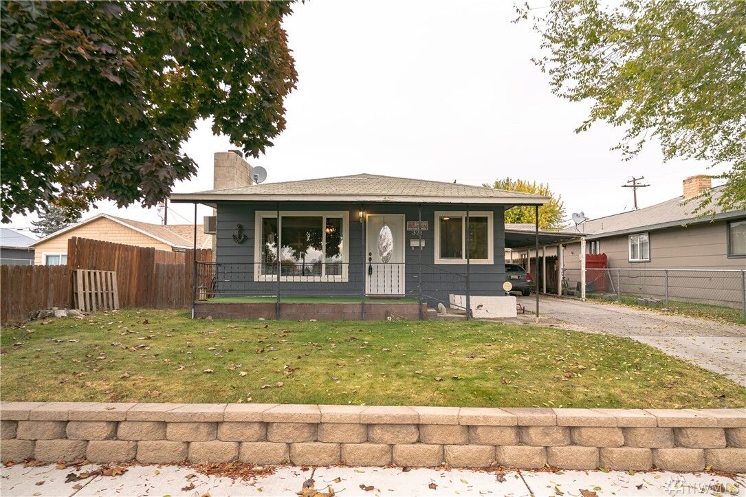 Property Photo:  321 J St SE  WA 98848