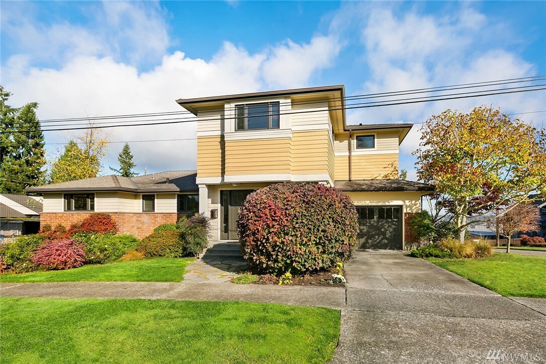 Property Photo:  2902 W Thurman St  WA 98199 