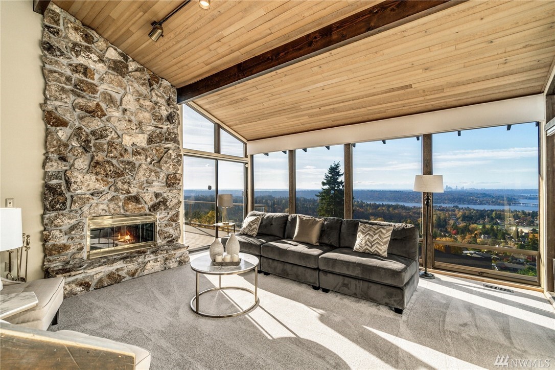 Property Photo: 4621 Somerset Place SE WA 98006