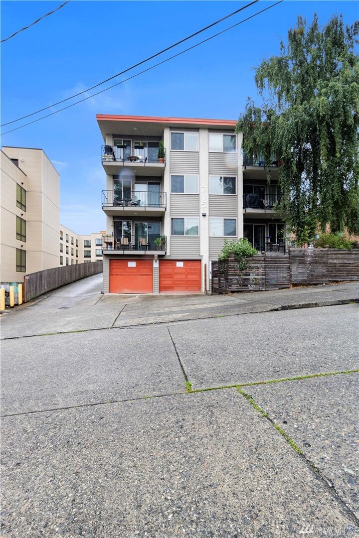 Property Photo:  715 Nob Hill Ave N  WA 98109 