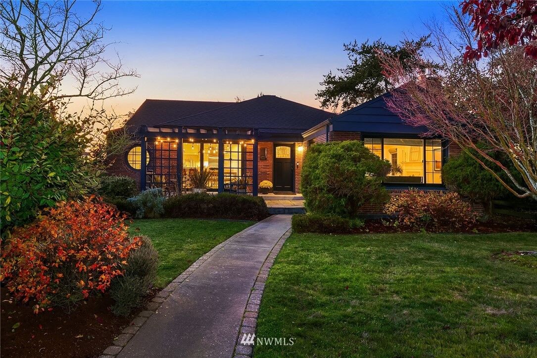 Property Photo:  2621  40th Avenue W  WA 98199 