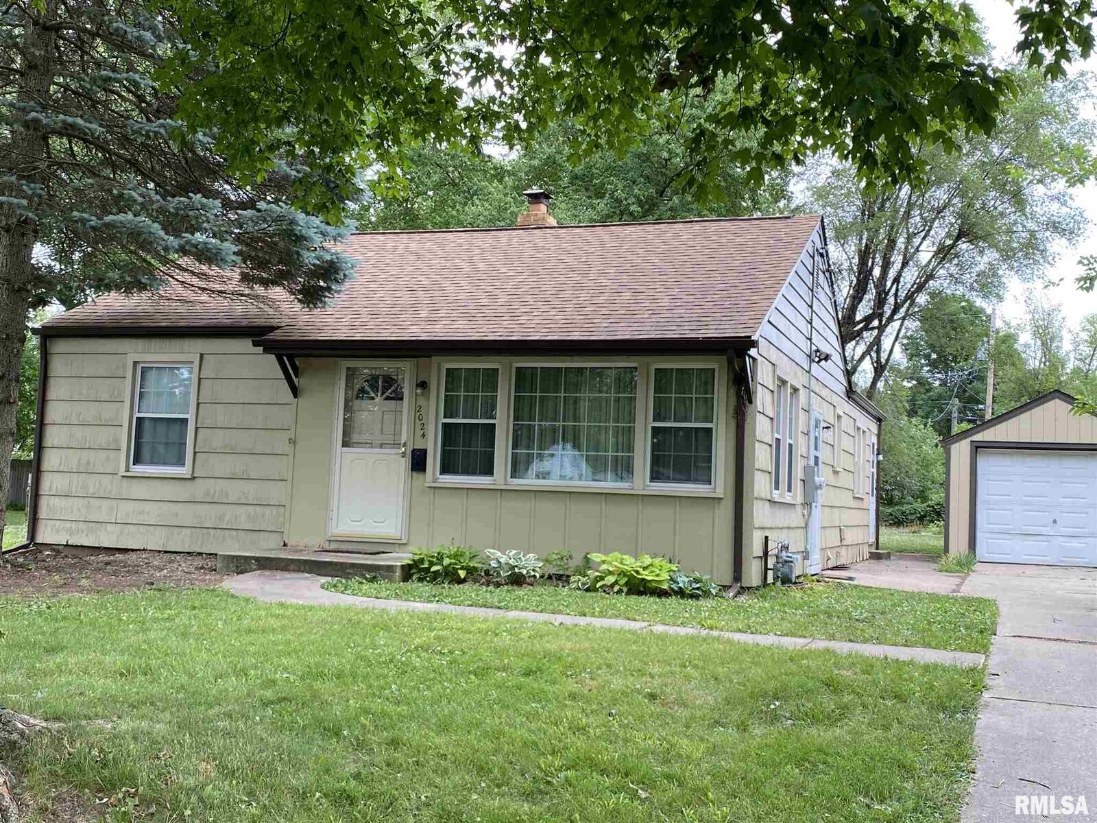 Property Photo: 2024 W Gilbert IL 61604